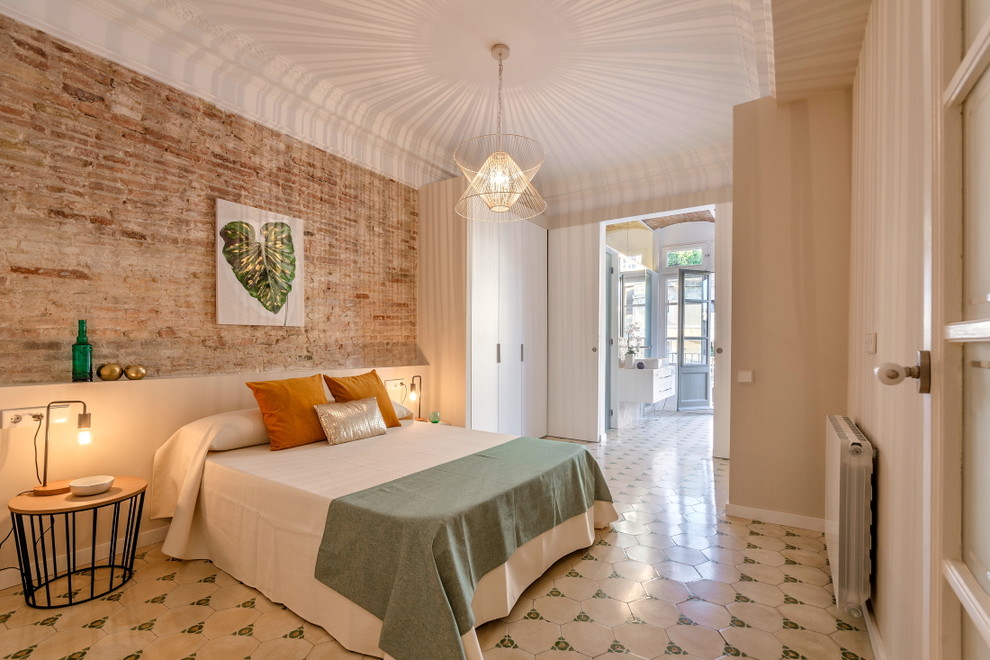 Идея дизайна: хозяйская спальня среднего размера в средиземноморском стиле с бежевыми стенами, полом из керамической плитки и белым полом без камина