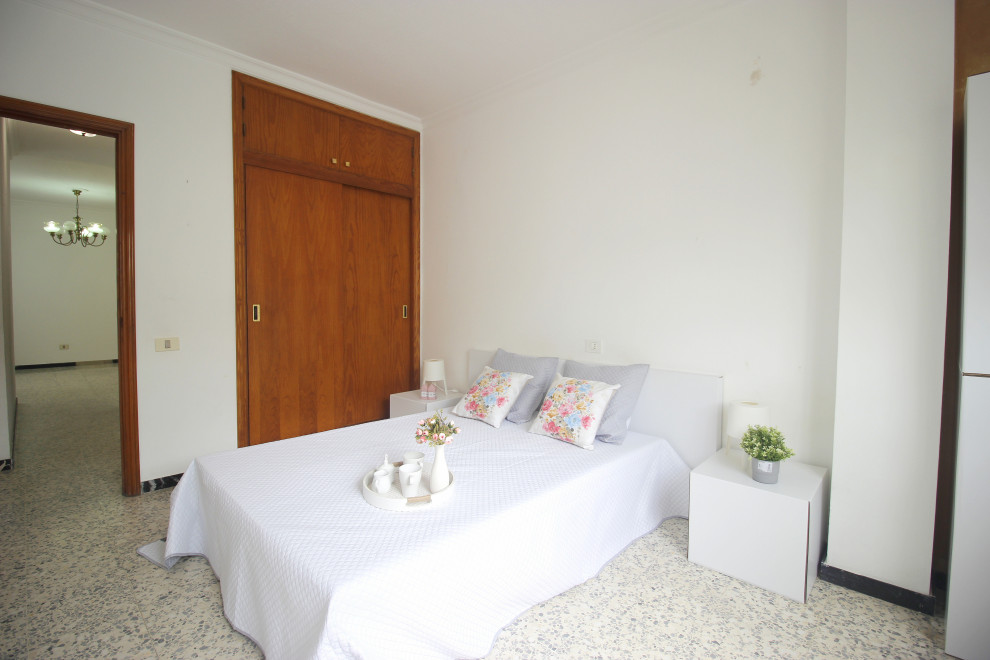 На фото: большая хозяйская спальня в скандинавском стиле с белыми стенами и разноцветным полом с