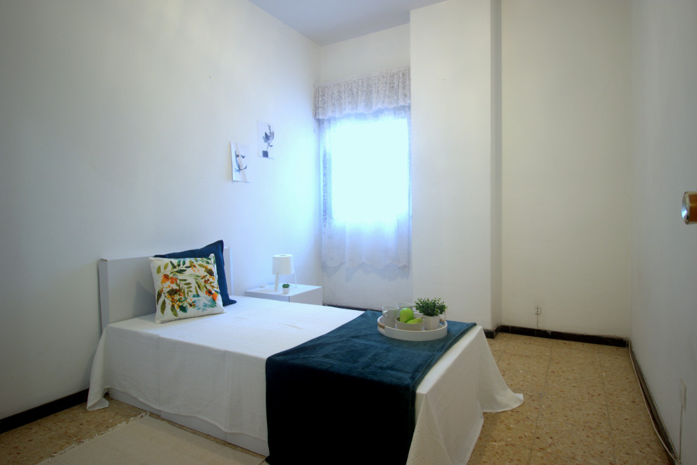 Пример оригинального дизайна: гостевая спальня среднего размера, (комната для гостей) в скандинавском стиле с белыми стенами, полом из керамической плитки и оранжевым полом