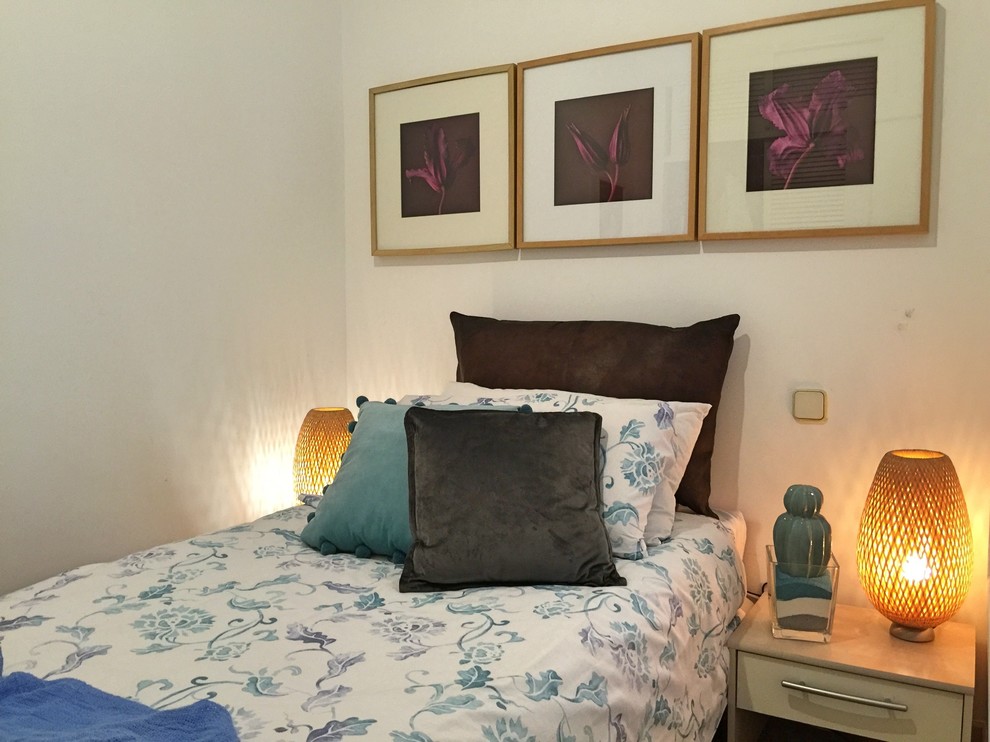 Imagen de dormitorio principal nórdico pequeño con paredes blancas y suelo de madera clara