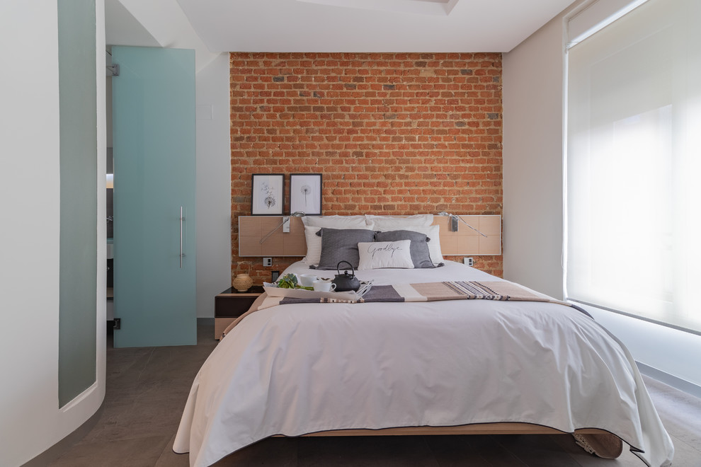 Стильный дизайн: хозяйская спальня среднего размера в стиле модернизм с красными стенами, полом из керамогранита и серым полом - последний тренд