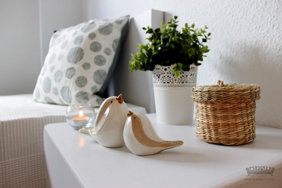 Immagine di una camera matrimoniale scandinava di medie dimensioni con pareti bianche, pavimento con piastrelle in ceramica e pavimento beige