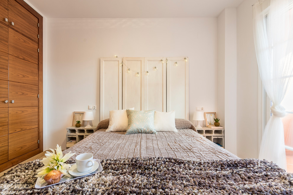 Mittelgroßes Mediterranes Hauptschlafzimmer mit weißer Wandfarbe, Terrakottaboden und beigem Boden in Sonstige