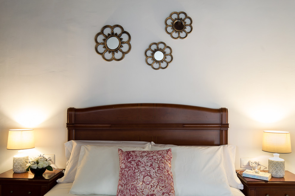 他の地域にある中くらいなシャビーシック調のおしゃれな主寝室 (白い壁、テラコッタタイルの床、茶色い床) のレイアウト