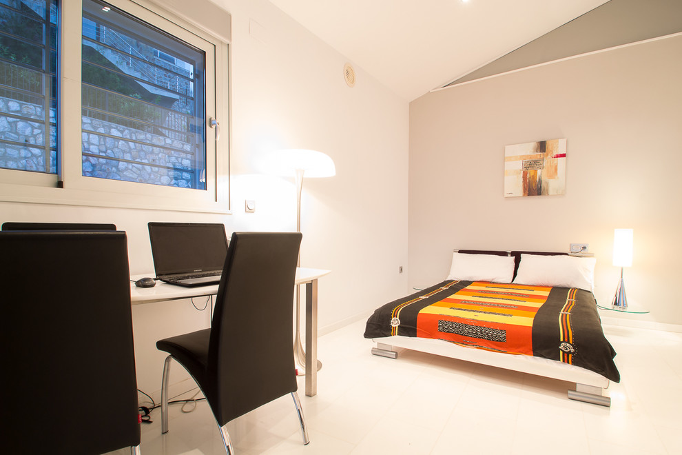 Cette image montre une chambre d'amis design de taille moyenne avec un mur blanc, un sol en marbre et un sol blanc.