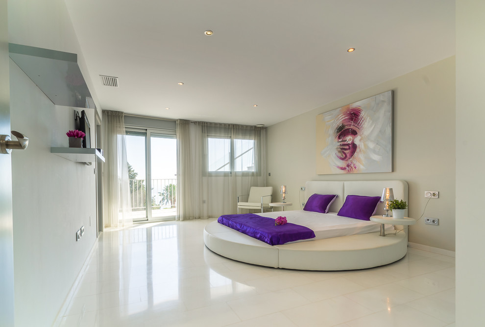 Diseño de habitación de invitados contemporánea grande con paredes blancas, suelo de mármol y suelo blanco