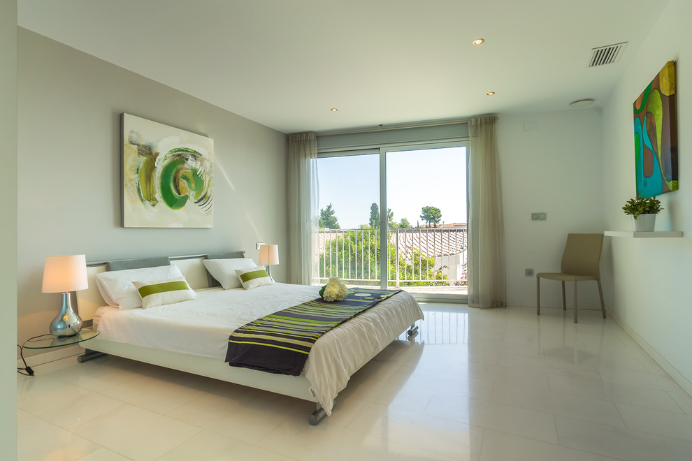 Идея дизайна: большая гостевая спальня (комната для гостей) в современном стиле с белыми стенами, мраморным полом и белым полом