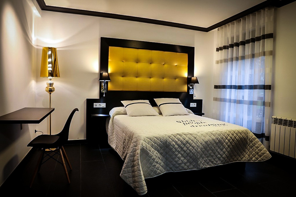Esempio di una camera degli ospiti design di medie dimensioni con pareti bianche, pavimento in ardesia e pavimento nero
