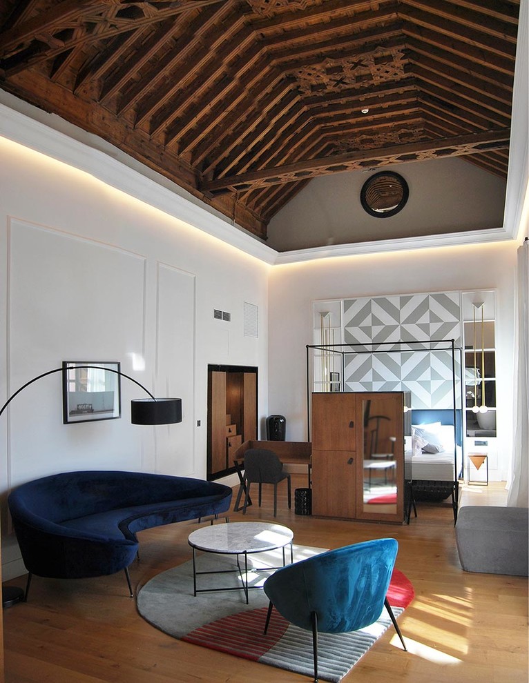Foto de dormitorio principal contemporáneo grande con paredes blancas, suelo de madera en tonos medios y suelo beige