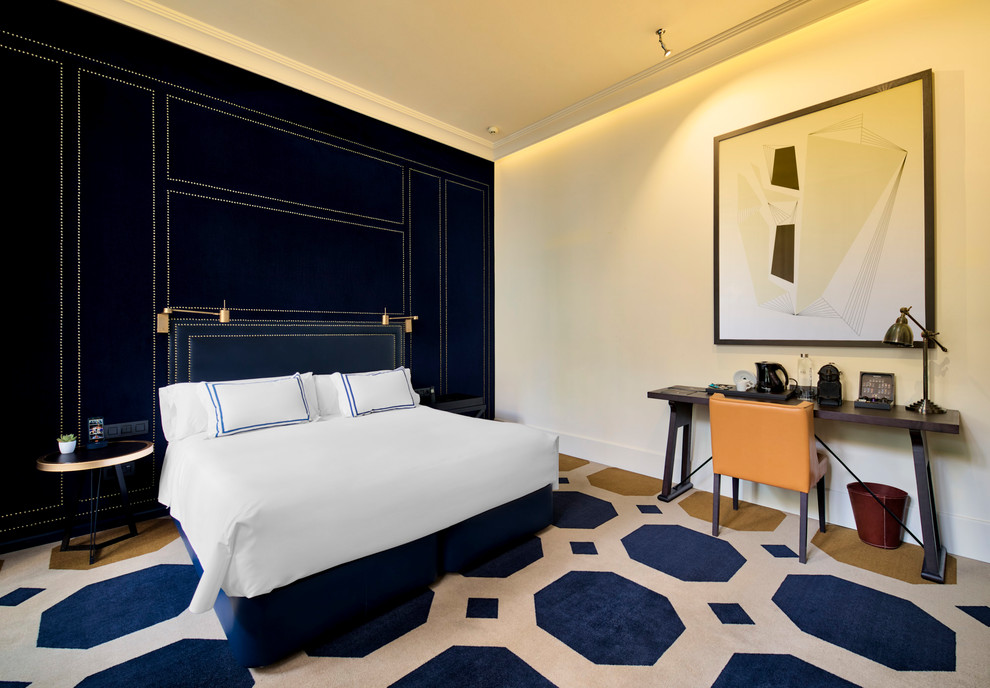 Modernes Schlafzimmer mit weißer Wandfarbe, Teppichboden und blauem Boden in Barcelona