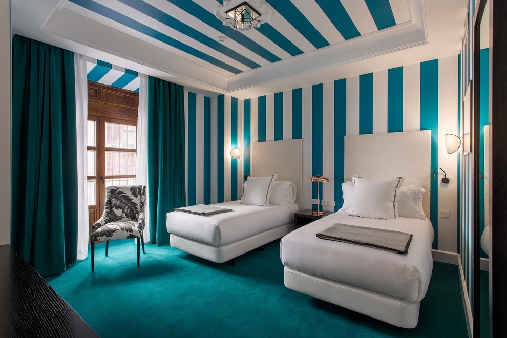 Foto di una camera degli ospiti costiera di medie dimensioni con pareti multicolore, moquette e nessun camino