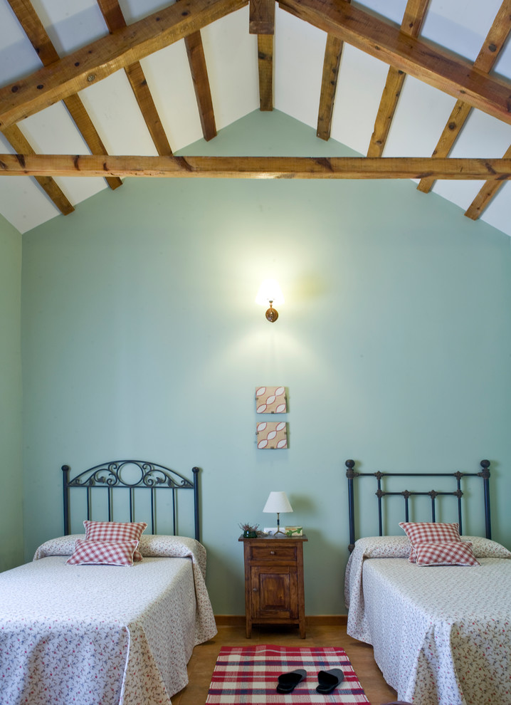 Exemple d'une chambre d'amis montagne de taille moyenne avec un mur bleu et aucune cheminée.