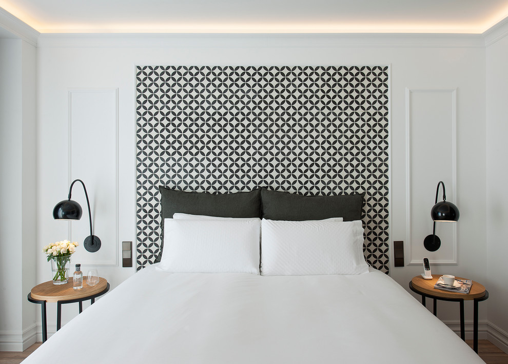 Стильный дизайн: хозяйская спальня среднего размера в стиле неоклассика (современная классика) с белыми стенами и паркетным полом среднего тона без камина - последний тренд