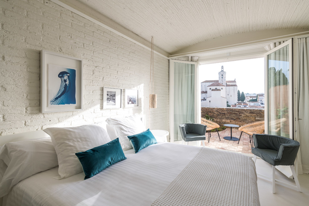 Mediterranes Hauptschlafzimmer mit weißer Wandfarbe und weißem Boden in Barcelona