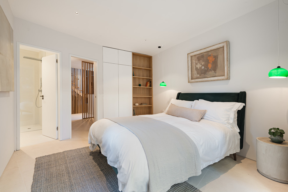 Свежая идея для дизайна: хозяйская спальня в современном стиле с белыми стенами и бежевым полом без камина - отличное фото интерьера