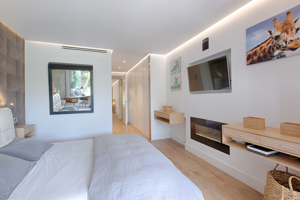 Modelo de dormitorio principal moderno de tamaño medio con paredes marrones, suelo de madera en tonos medios y suelo marrón