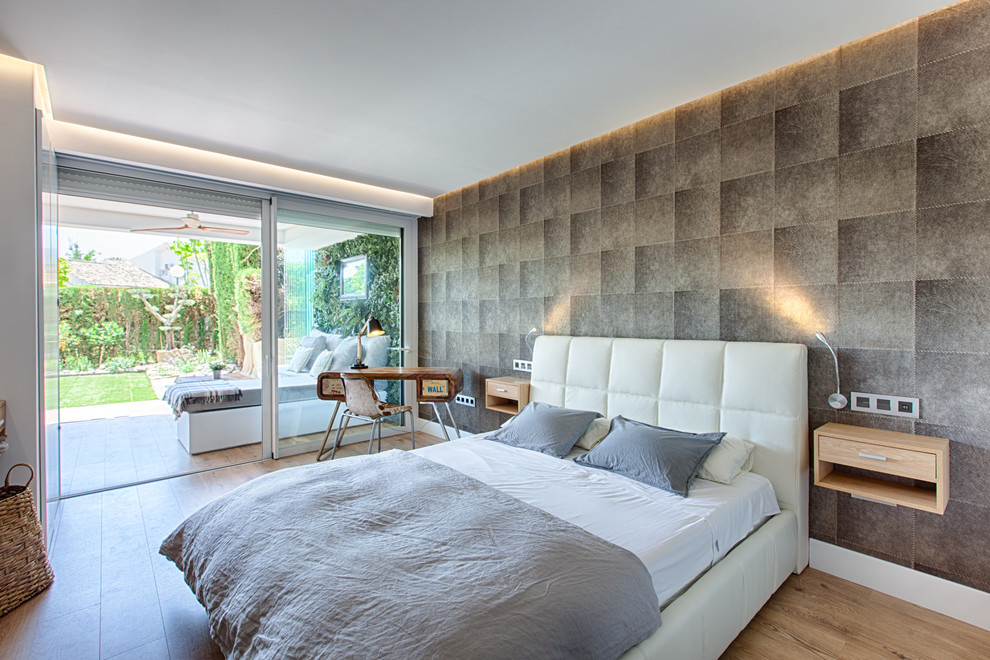 Ejemplo de dormitorio principal contemporáneo de tamaño medio con paredes marrones, suelo de madera en tonos medios y suelo marrón