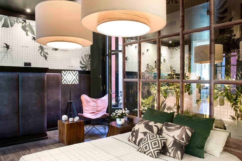 Mittelgroßes Hauptschlafzimmer ohne Kamin mit bunten Wänden und braunem Holzboden in Barcelona