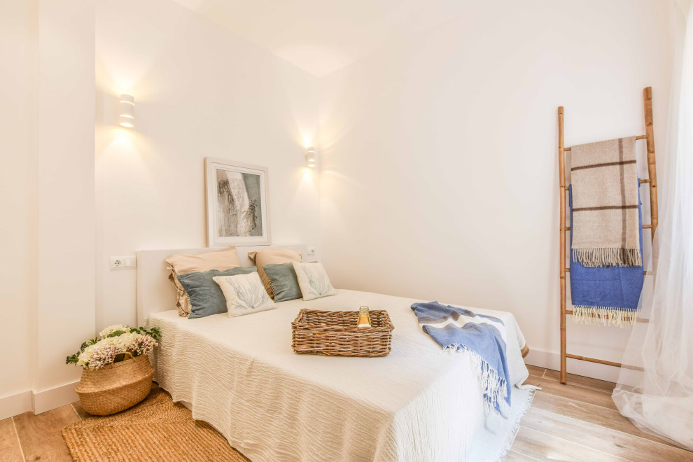 На фото: хозяйская спальня среднего размера, в белых тонах с отделкой деревом: освещение в стиле модернизм с белыми стенами, полом из керамогранита и коричневым полом