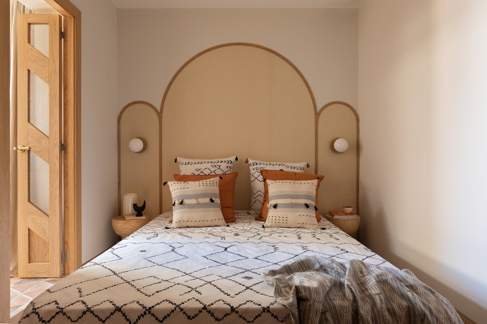 Esempio di una camera da letto minimal con pareti beige
