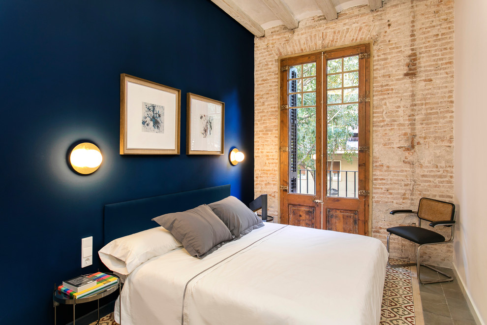 バルセロナにある中くらいなインダストリアルスタイルのおしゃれな客用寝室 (青い壁、セラミックタイルの床、マルチカラーの床、グレーとブラウン) のレイアウト
