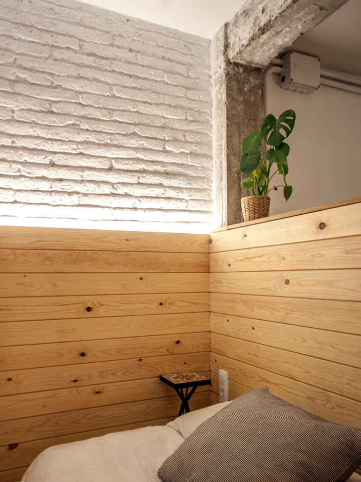 Idee per una piccola camera matrimoniale industriale con pareti bianche, parquet chiaro e pavimento marrone