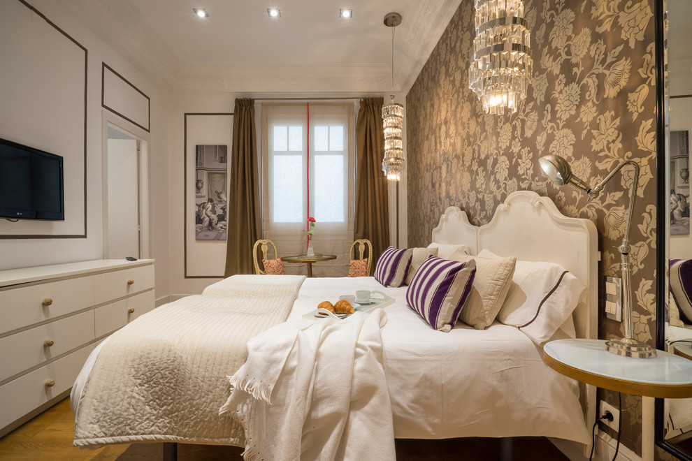 Ejemplo de dormitorio principal bohemio con paredes multicolor, suelo de madera en tonos medios y suelo marrón