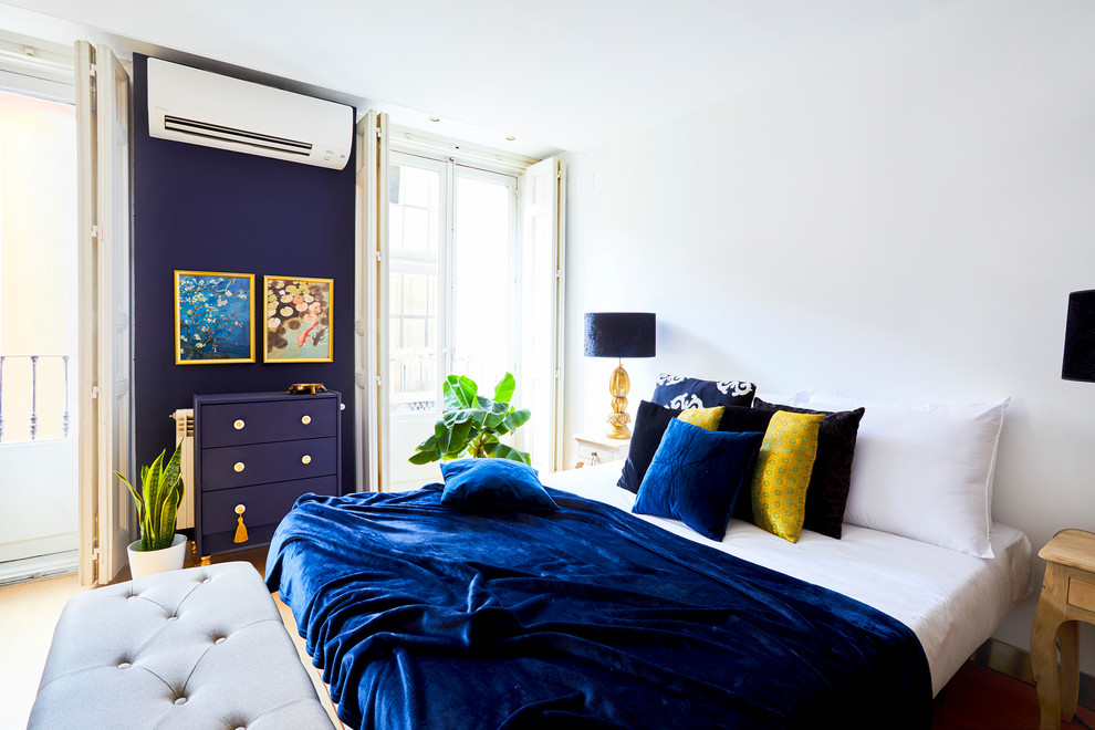 Mittelgroßes Hauptschlafzimmer mit weißer Wandfarbe, Laminat und beigem Boden in Madrid