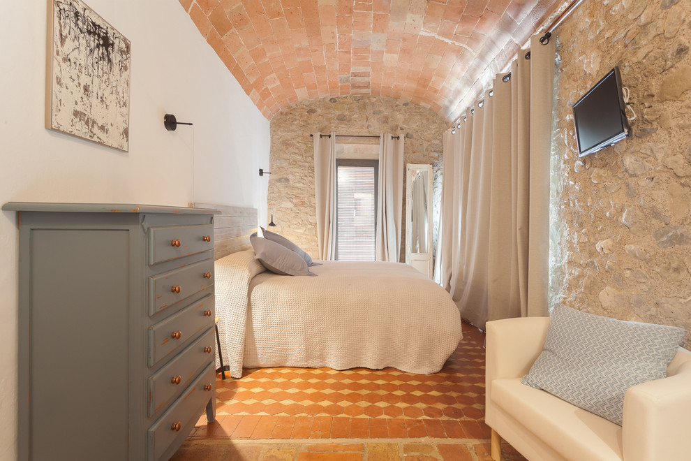 Exemple d'une chambre parentale méditerranéenne de taille moyenne avec un mur blanc, un sol en carrelage de céramique et aucune cheminée.