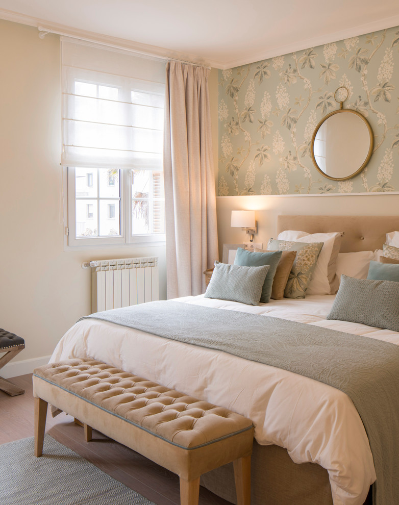 Imagen de dormitorio principal tradicional renovado grande con paredes azules, suelo beige y suelo laminado