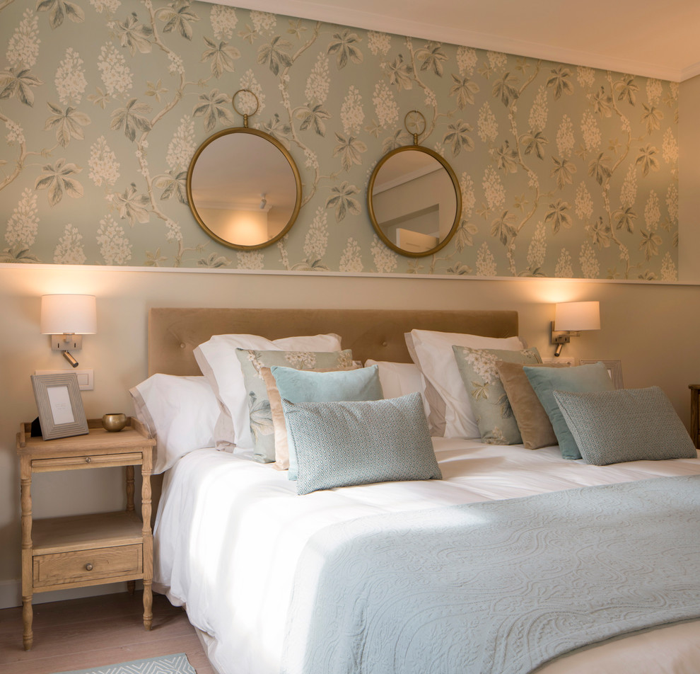 Стильный дизайн: большая хозяйская спальня в стиле неоклассика (современная классика) с синими стенами, полом из ламината и коричневым полом - последний тренд
