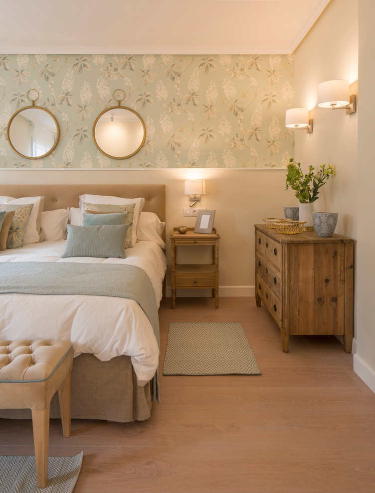 Foto de dormitorio principal tradicional renovado grande con paredes beige, suelo beige y suelo laminado