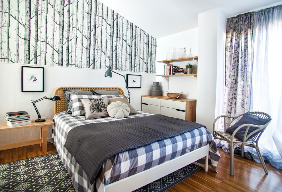 Imagen de dormitorio principal rural de tamaño medio sin chimenea con paredes blancas y suelo de madera en tonos medios