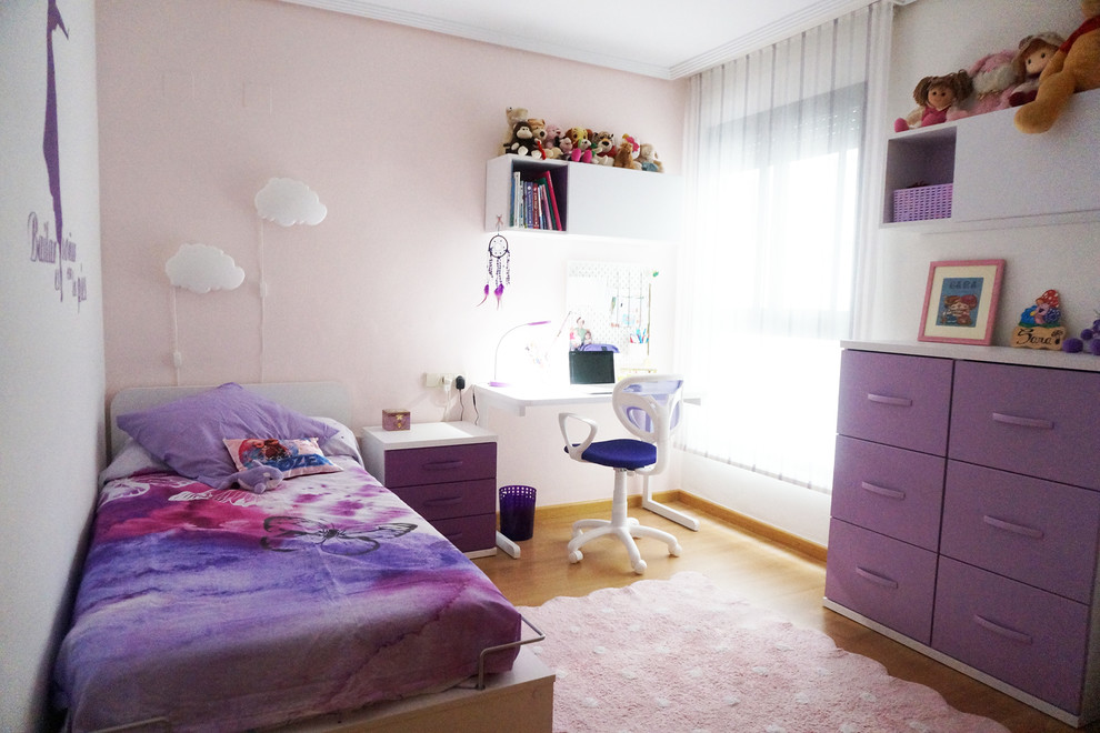 Foto de dormitorio contemporáneo de tamaño medio