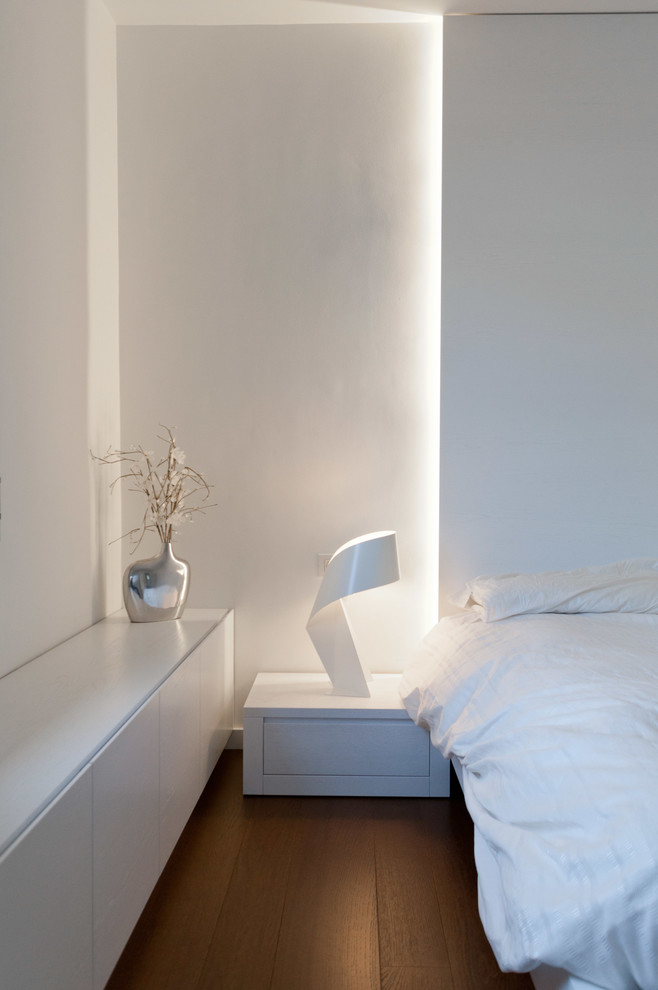 Ejemplo de dormitorio principal mediterráneo de tamaño medio con paredes blancas
