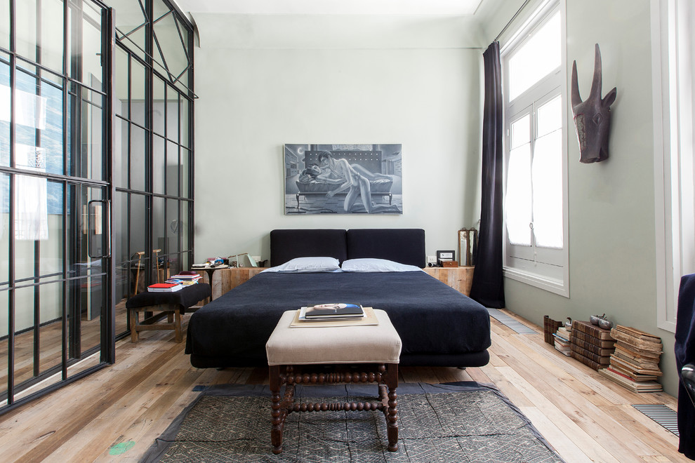 Mittelgroßes Eklektisches Hauptschlafzimmer ohne Kamin mit grüner Wandfarbe und hellem Holzboden in Madrid
