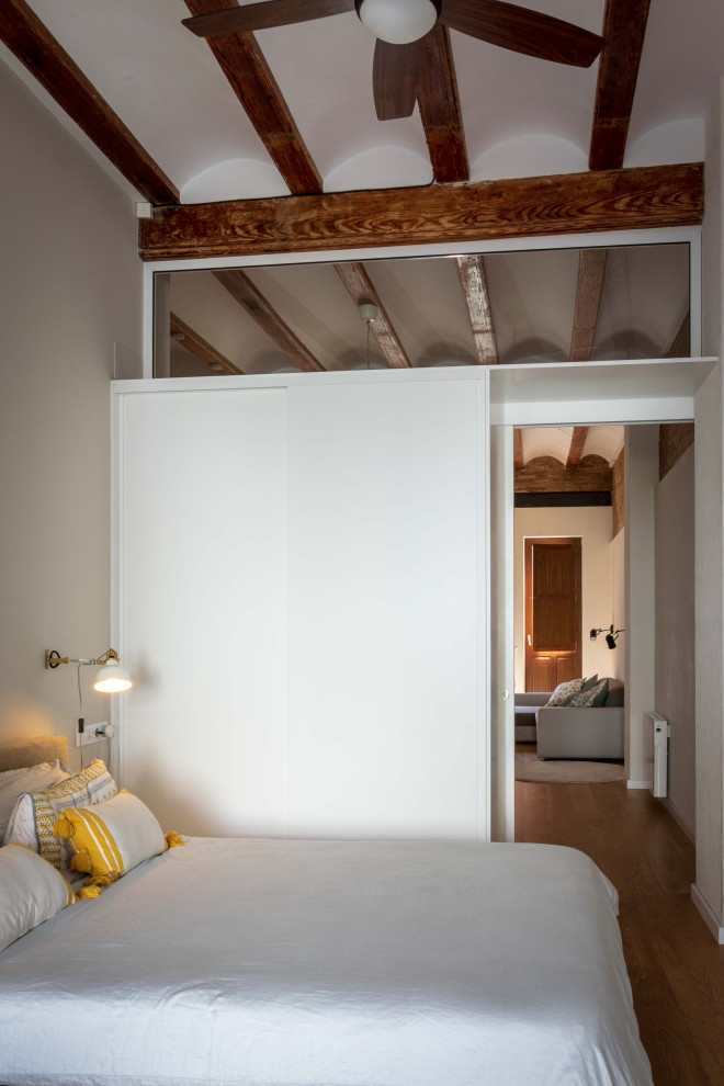 Foto de dormitorio principal mediterráneo de tamaño medio con suelo de madera en tonos medios