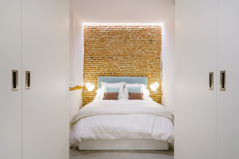Esempio di una piccola camera degli ospiti mediterranea con pareti bianche e pavimento grigio