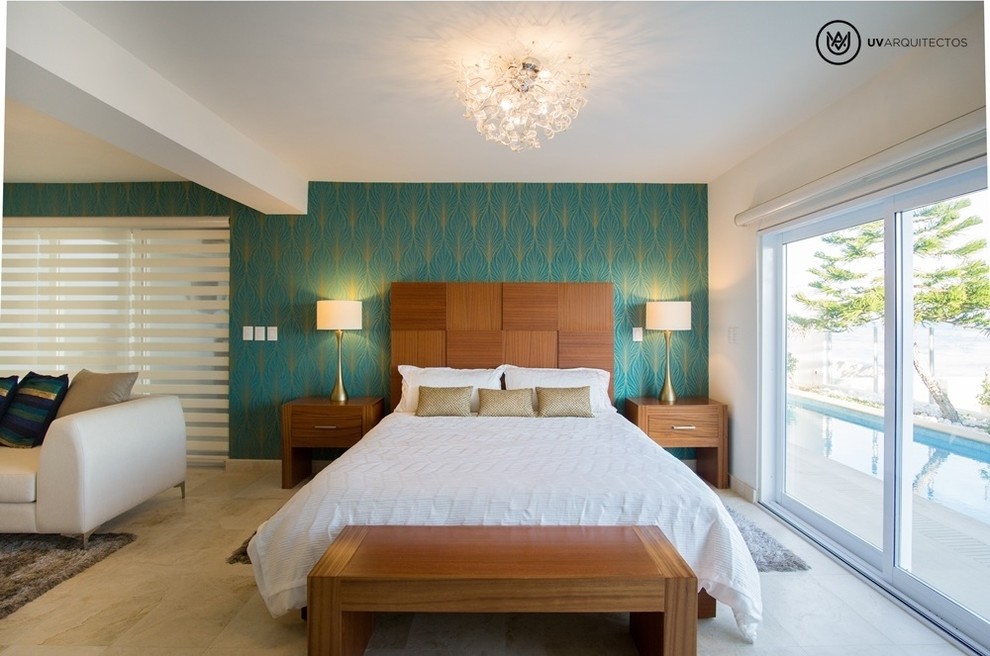 他の地域にある広いモダンスタイルのおしゃれな主寝室 (緑の壁、トラバーチンの床)