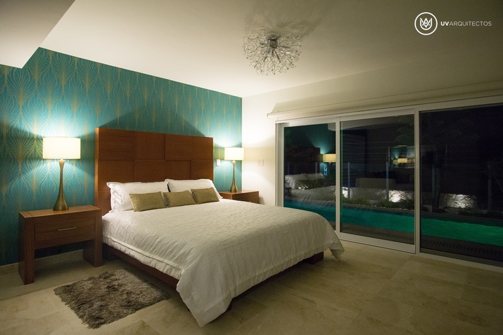 Diseño de dormitorio principal moderno grande con paredes verdes y suelo de travertino