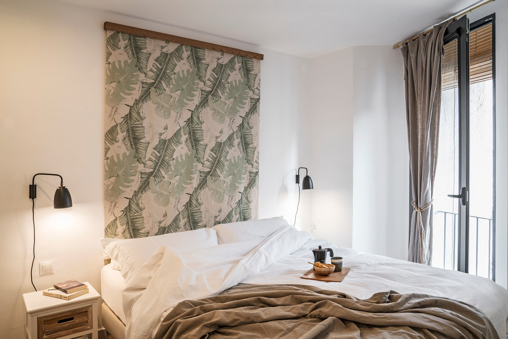 Пример оригинального дизайна: гостевая спальня среднего размера, (комната для гостей) в средиземноморском стиле с белыми стенами и светлым паркетным полом