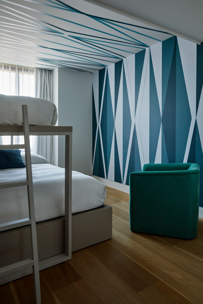Modernes Schlafzimmer mit blauer Wandfarbe, braunem Holzboden und braunem Boden in Madrid