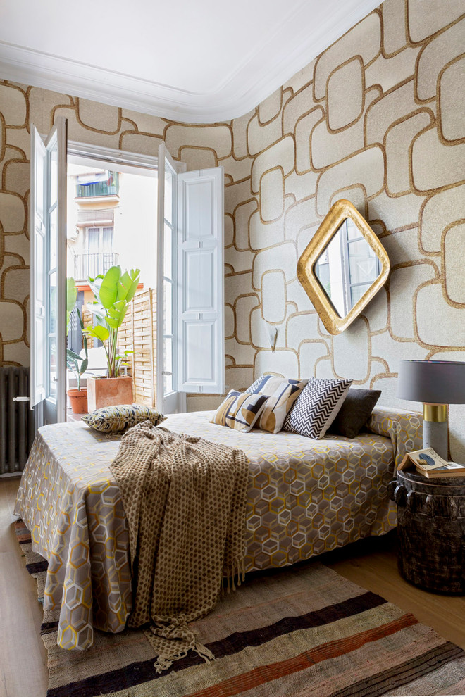 Imagen de dormitorio ecléctico sin chimenea con paredes beige y suelo de madera clara