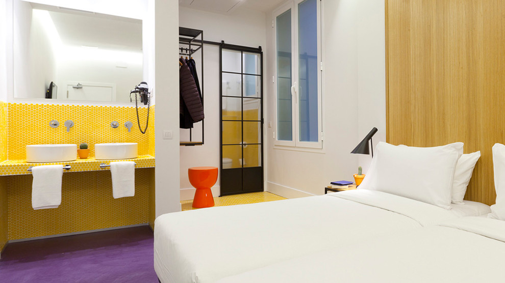 Diseño de habitación de invitados contemporánea de tamaño medio con paredes blancas, moqueta y suelo violeta