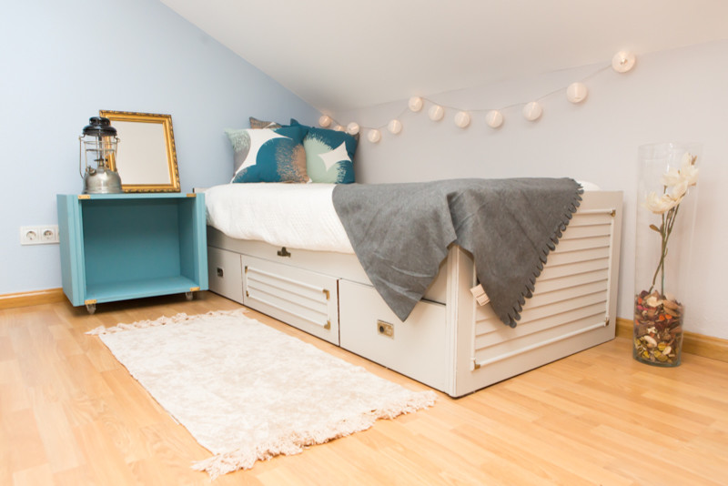 Immagine di una camera da letto scandinava di medie dimensioni