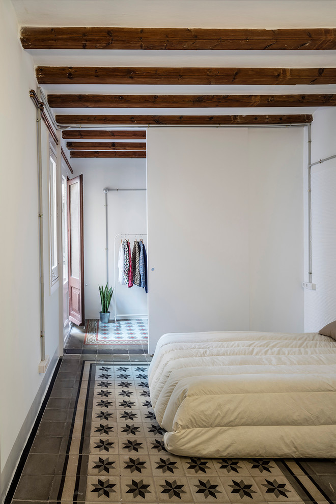 Imagen de dormitorio principal actual de tamaño medio sin chimenea con paredes blancas