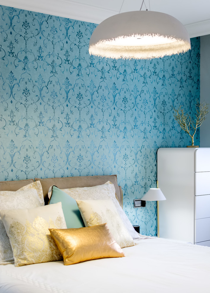На фото: хозяйская спальня среднего размера в морском стиле с синими стенами без камина с