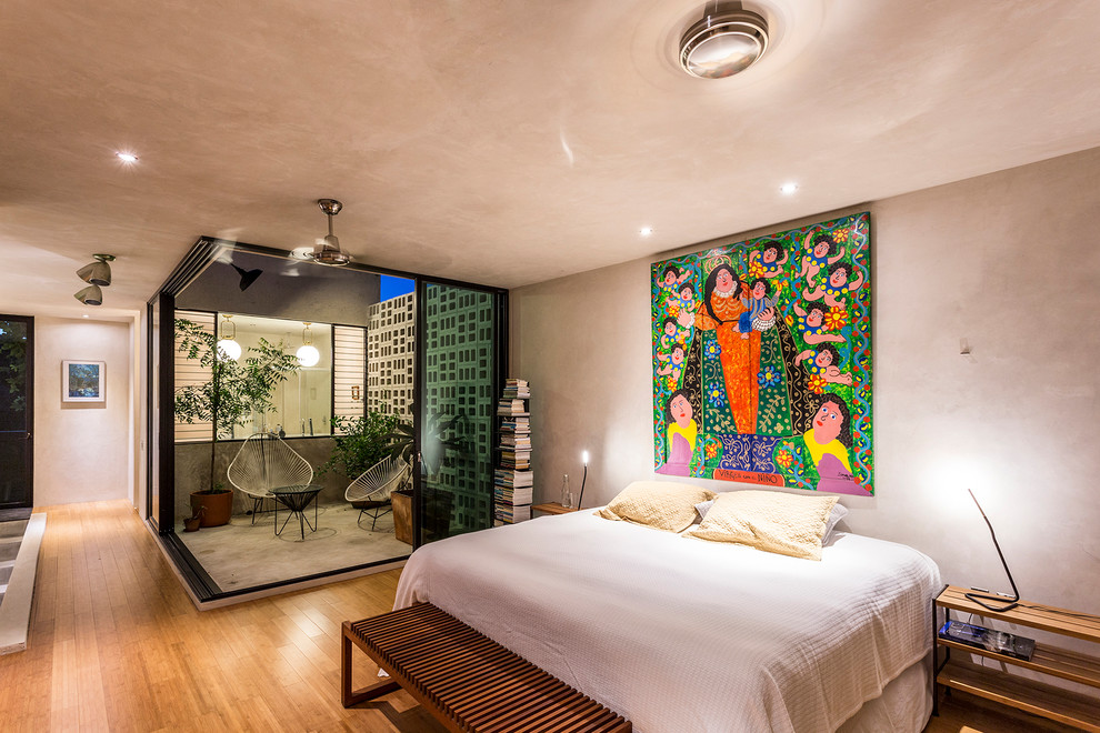 Стильный дизайн: спальня в современном стиле с серыми стенами, полом из бамбука и коричневым полом - последний тренд