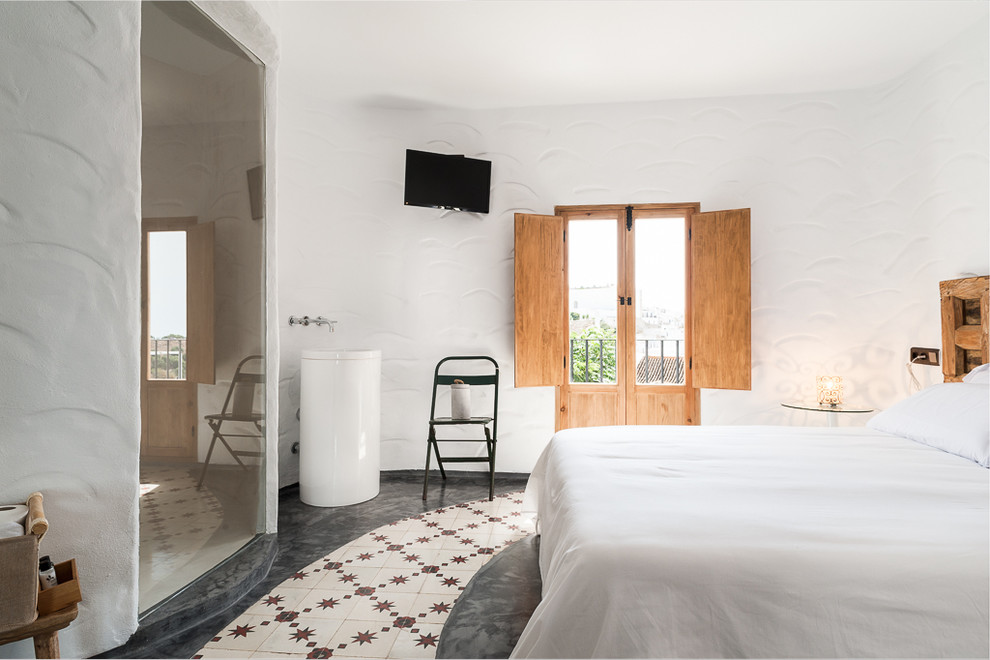 Imagen de dormitorio principal mediterráneo sin chimenea con paredes blancas y suelo de baldosas de cerámica