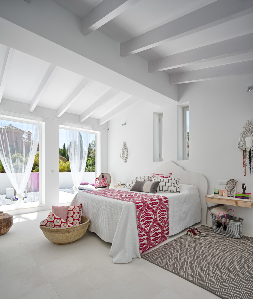 Источник вдохновения для домашнего уюта: большая хозяйская спальня в средиземноморском стиле с белыми стенами и полом из керамической плитки без камина